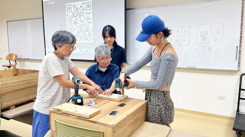 學生在「淨零廚餘．廢棄變黑金」工作坊製作淨零廚餘箱。