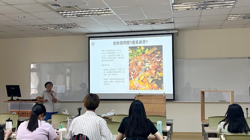 台灣寬霖協會黃鈺惠講師帶領學生了解廚餘資源再利用與永續環境教育。
