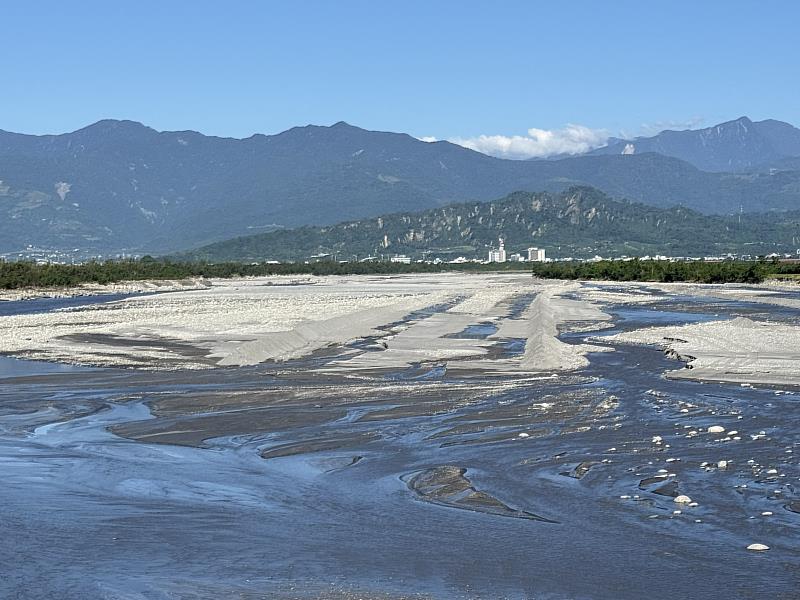 首波東北季風 卑南溪河川揚塵 縣府籲民眾加強防護措施