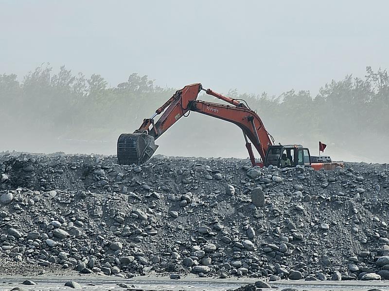 首波東北季風 卑南溪河川揚塵 縣府籲民眾加強防護措施