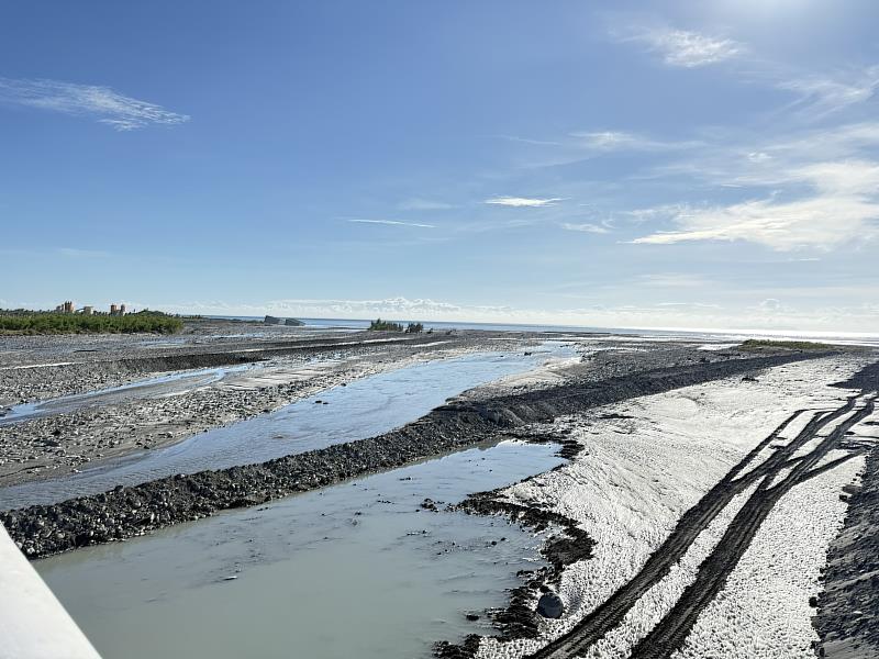 首波東北季風 卑南溪河川揚塵 縣府籲民眾加強防護措施