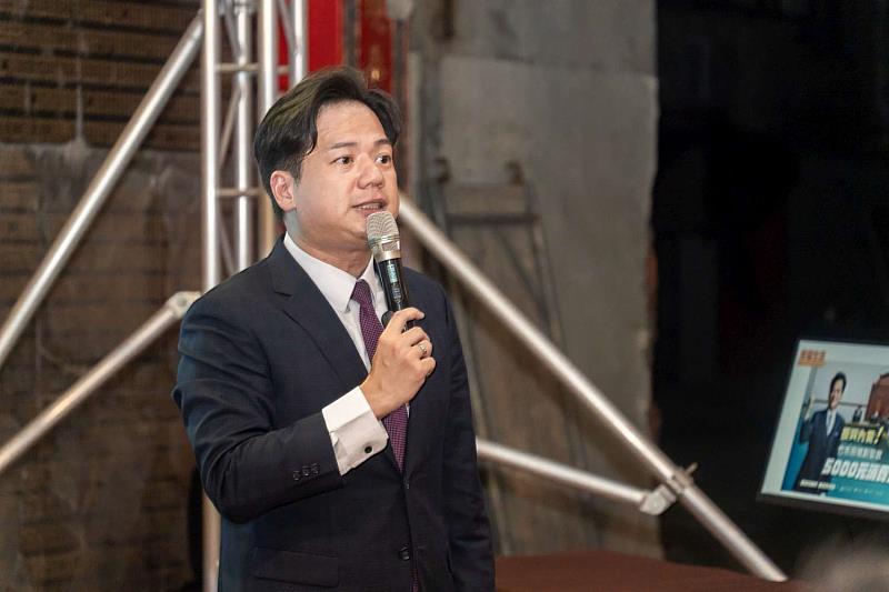 代理市長邱臣遠向市民報告市政建設最新進展