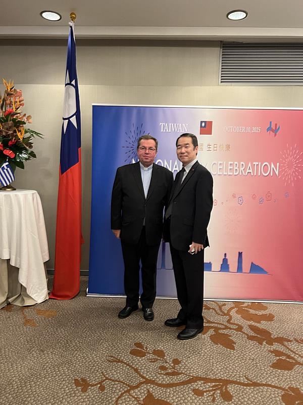 何大使與教廷駐希臘大使Jan Romeo Pawlowski合影