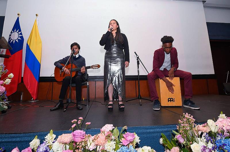 視障學生蒙羅伊(María Alexandra Monroy)以純正發音深情演唱臺灣歌曲〈感恩的心〉。