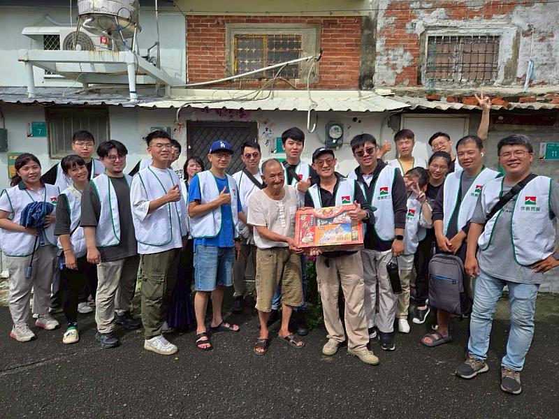 信義志工們走進台鹽舊宿舍，陪伴長輩話家常、關心生活狀況。