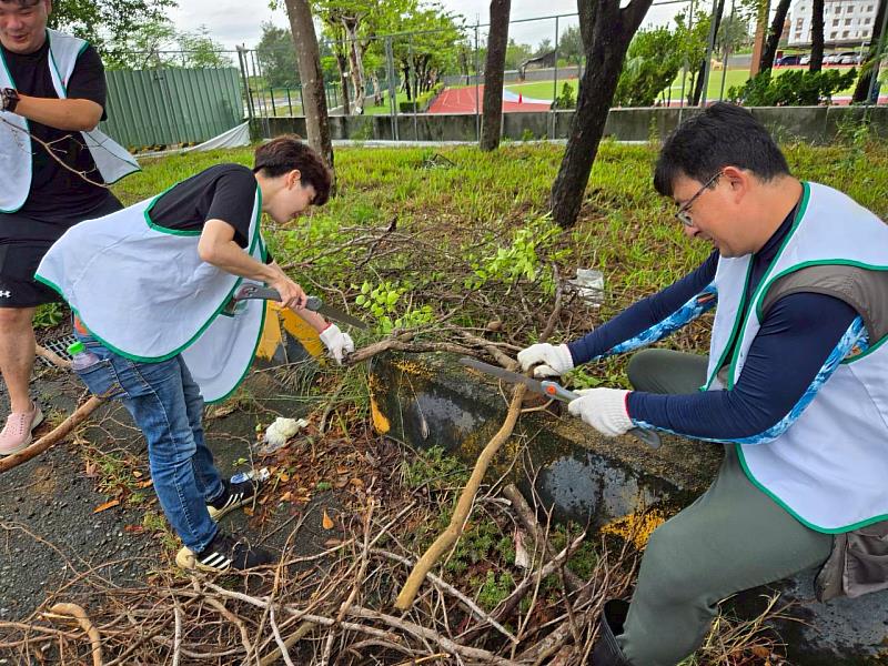 信義房屋台南80員工走入鹿耳社區 助災後清理