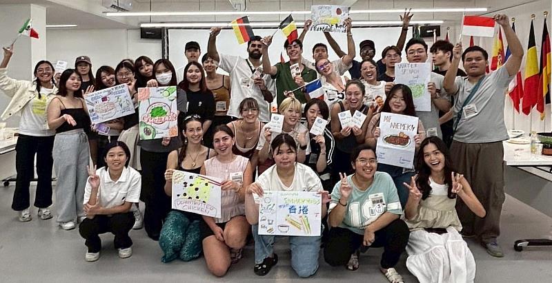 實踐大學國際事務處舉辦「國際廚神大賽」，來自各國約40位外籍生齊聚一堂，氣氛熱烈。