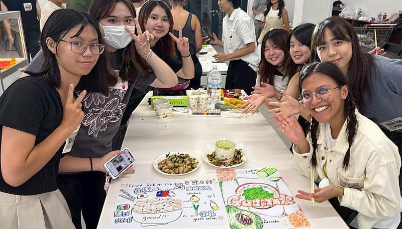 廚神大賽外籍生絞盡腦汁完成創意料理，開心與成品合照，展現滿滿成就感！