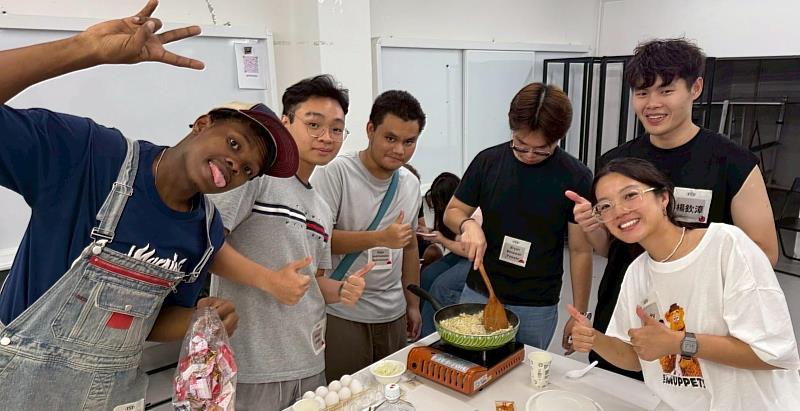 來自不同國家學生攜手完成創意料理，促成一場美好的美食文化交流。
