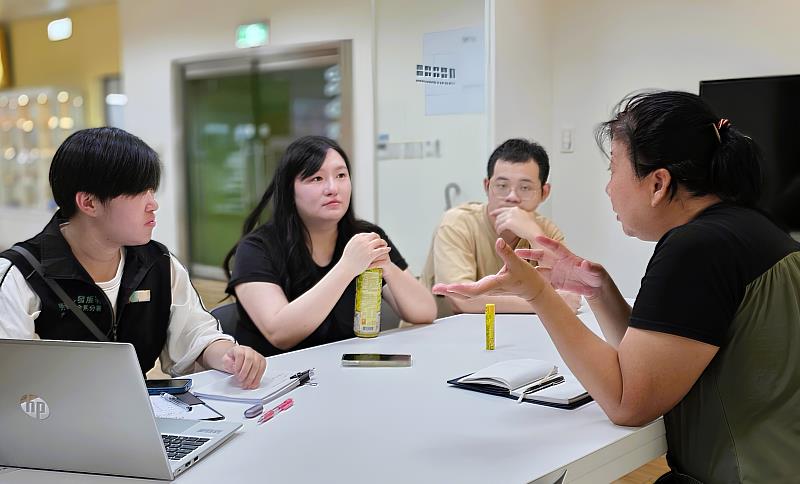 北分署創客基地提供專業顧問諮詢輔導,圖像授權顧問陳虹年(右1)提供專業意見,幫助劉惠心(左2)釐清品牌延伸與商品授權的可能性