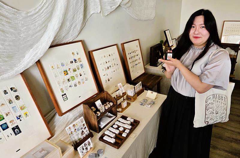 北分署創客基地進駐團隊的青年創客「滿地」劉惠心至台中人氣文具店「菓ノ文具曲」展售插畫貼紙、木製印章、月曆等文創商品。