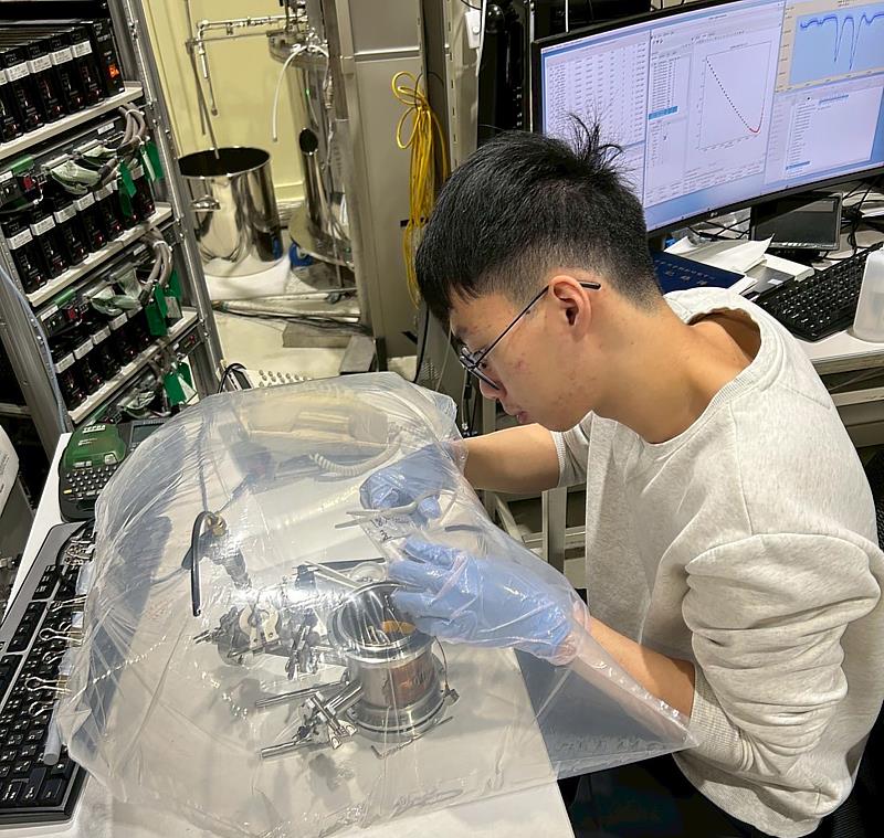 物理碩一李奇峰將量測材料做前期處置。(圖/淡江大學提供)