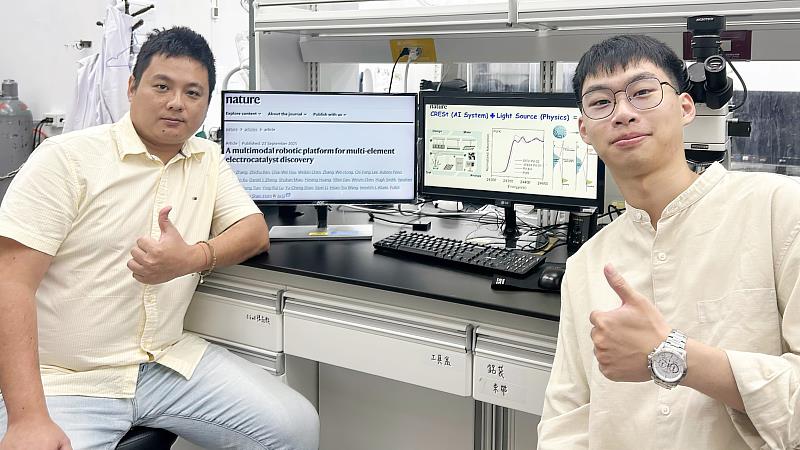 物理系王孝祖助理教授（左）帶領碩一李奇峰（右），與國外學者合作研究，提供關鍵同步輻射技術。（圖／淡江大學提供）