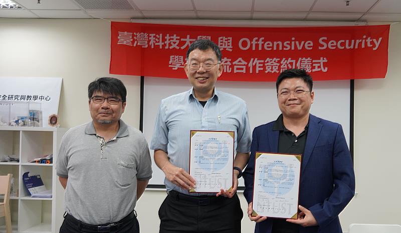 MOU簽約儀式由臺科大電資學院前副院長鄧維中教授（左）、臺科大資管系暨資通安全研究與教學中心主任查士朝教授（中），以及OffSec亞太區負責人David Zhao（右）共同見證。
