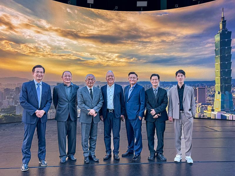 顧德控股集團貴賓參訪世新大學智能攝製基地等專業教學設施。（世新大學提供）