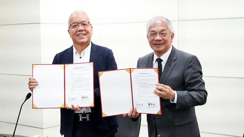 世新大學校長陳清河（右）、顧德控股集團總裁顧奎民（左）代表簽署產學合作備忘錄。（世新大學提供）