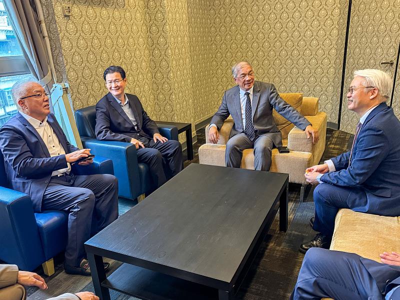 世新大學校長陳清河（右2）、顧德控股集團總裁顧奎民（左1）與台灣金融研訓院院長高一誠（右1）同為世新畢業校友。（世新大學提供）