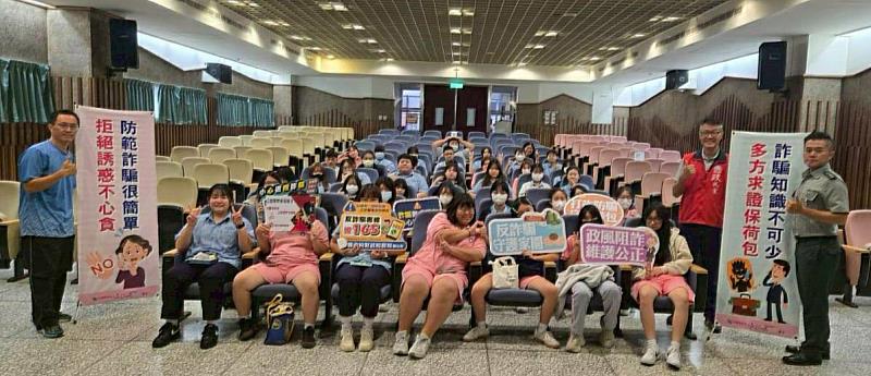 政風室林三龍主任（右2）手持標語與所有參與活動學子合影，齊心響應，宣誓共同守護校園清廉與安全。