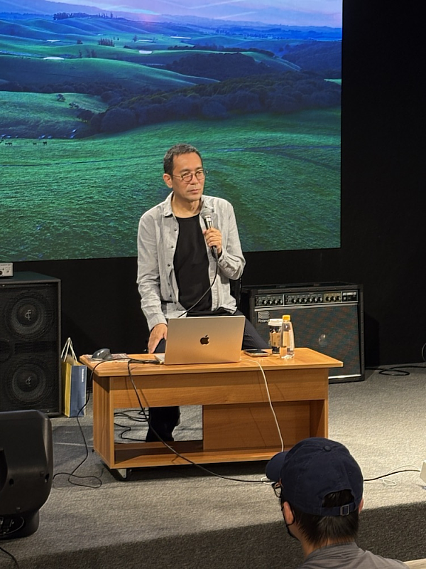 音樂大師詹凌駕與學生分享經驗。詹老師以多年舞台與製作經驗提醒學生，創作者應勇敢面對AI技術衝擊，堅定尋找屬於自己的聲音。