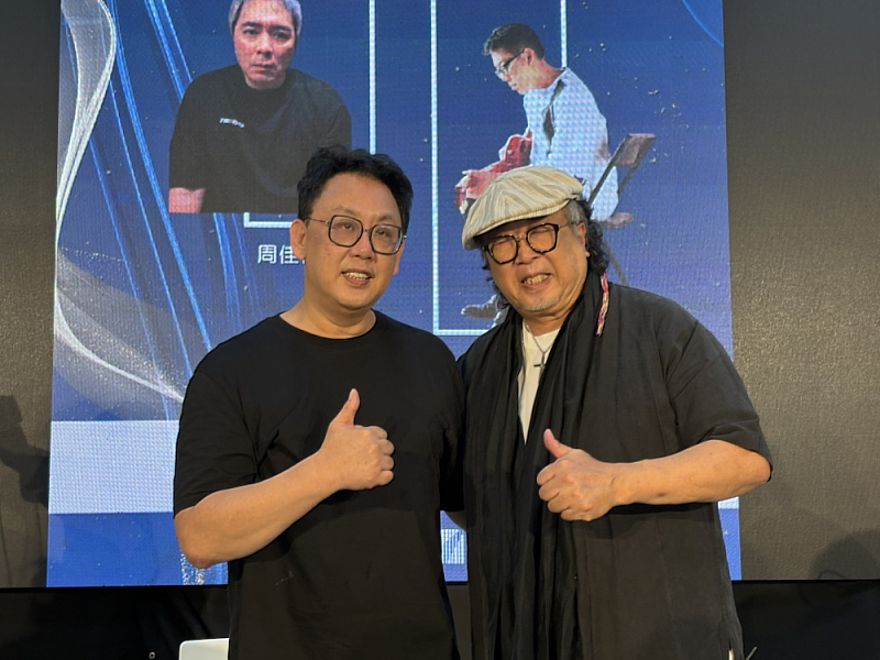 金曲獎常勝軍曹登昌老師與亞洲流行音樂教父鮑比達老師會後合影。兩位大師分別從數位製作與經典創作的角度，為學生帶來寶貴的經驗分享。