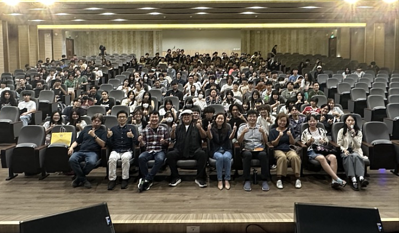 南臺科大「音樂未來視界」大師講座現場盛況。圖為鮑比達等音樂大師與現場超過250位教職員與師生開心合照，共同見證這場跨界學術交流的盛事。