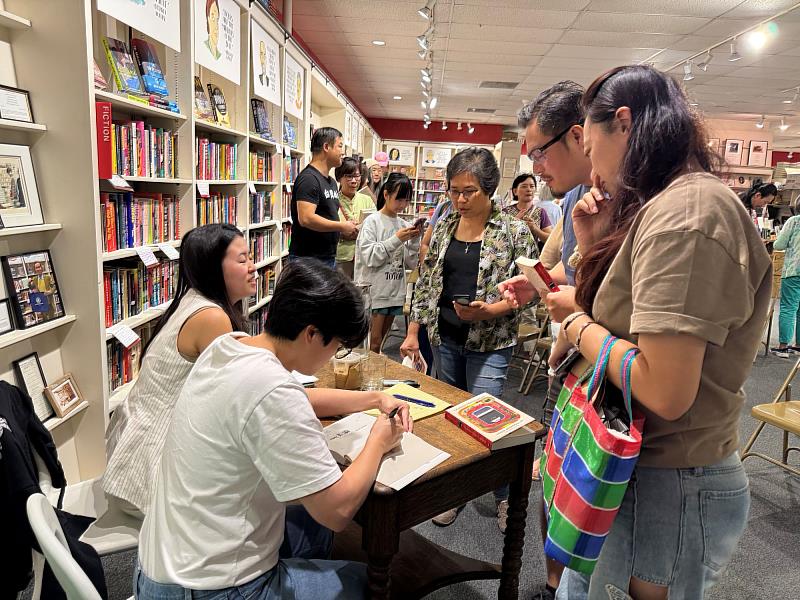 楊双子（前左）在休士頓布拉索斯書店為美南讀者簽書會情形。（駐休士頓辦事處臺灣書院提供）