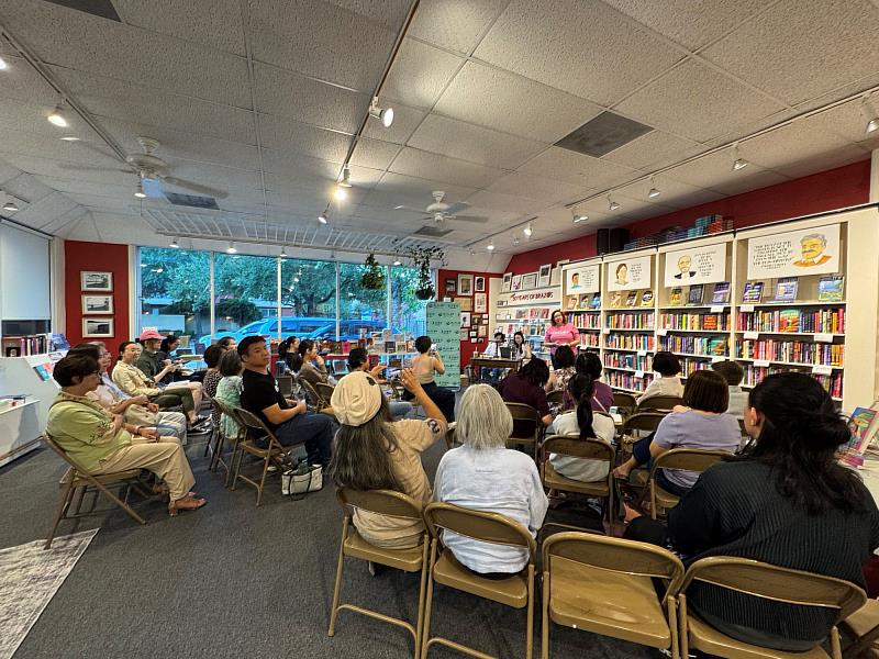 《臺灣漫遊錄》作家楊双子於10月5日在休士頓布拉索斯書店,完成德州巡迴講座。(駐休士頓辦事處臺灣書院提供)