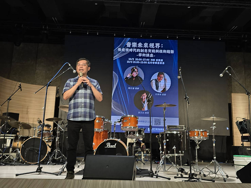 南臺科大數位設計學院院長陳炳彰為活動拉開序幕。院長強調，學校長期致力於推動「產學零落差」，引導年輕世代在面對科技巨浪時，守住那最關鍵的人性與靈魂。