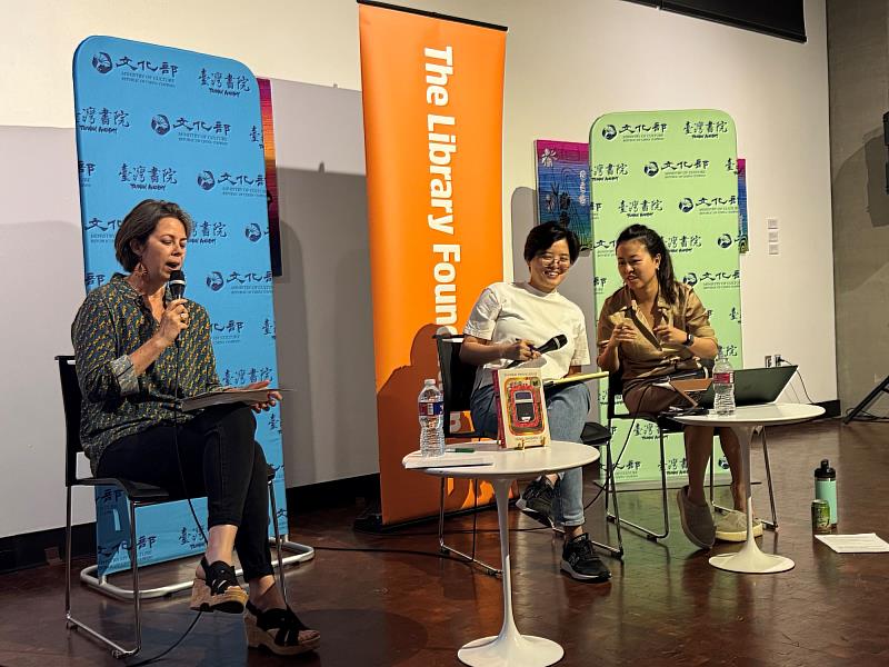 奧斯汀中央圖書館講座主持人Cecily Sailer（左）與作家楊双子（中）、即時口譯Jean Lin（右）對談交流。（駐休士頓辦事處臺灣書院提供）