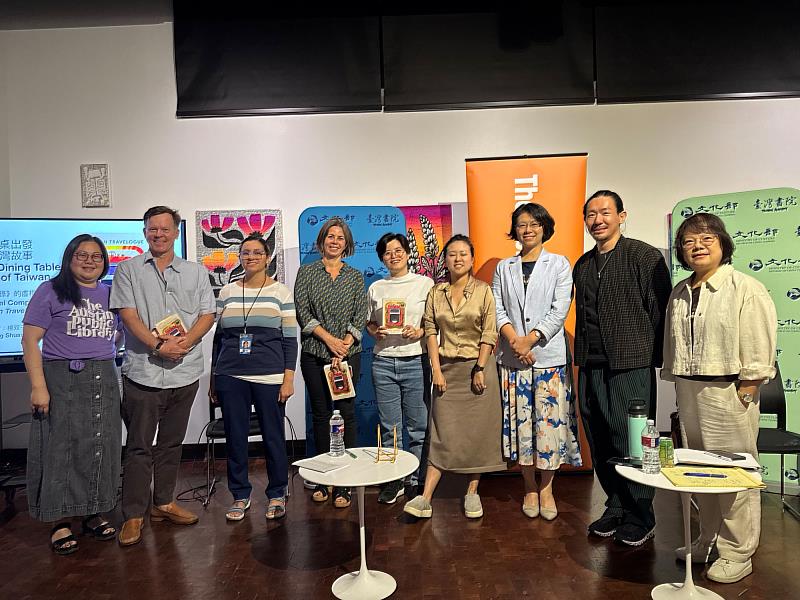 作家楊双子(右5)於奧斯汀中央圖書館講座後與駐休士頓辦事處總領事蕭伊芳(右3)、臺灣書院副主任林忠憲(右2)等人合影。(駐休士頓辦事處臺灣書院提供)