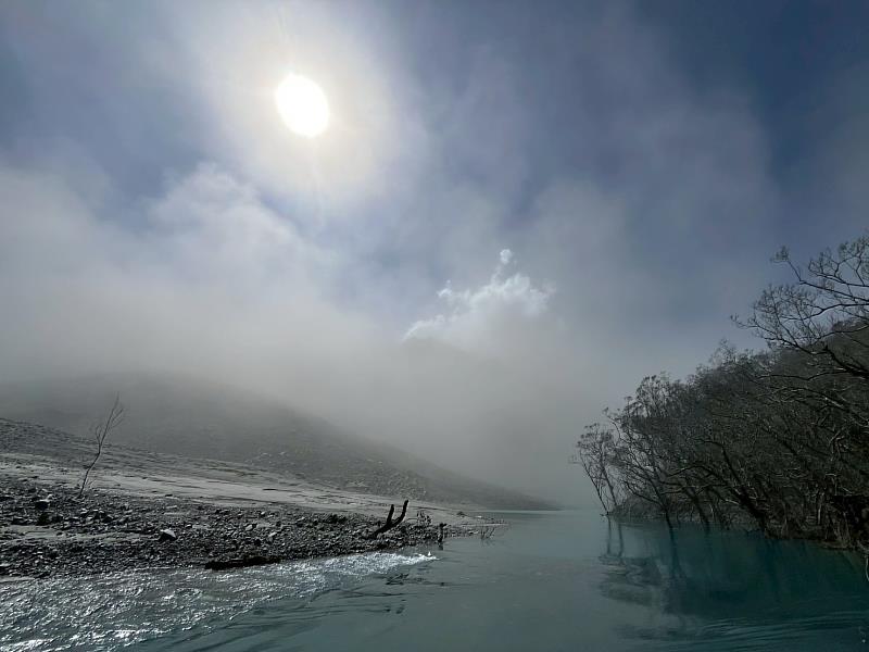 淹塞湖出水口北岸,現場沙塵遍佈能見度不足一百公尺