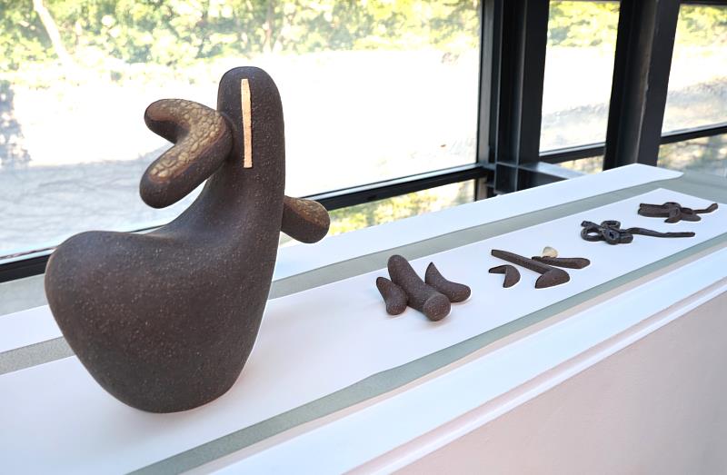 「展字系列」以以花鳥樹水意象，文字線條流動成形，展現字的節奏與趣味