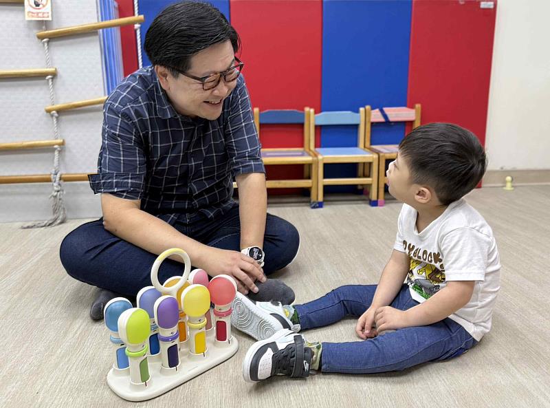 「BALABIBOP」是以音樂為媒介，設計出結合遊戲與互動回饋的復健工具，讓唐氏症兒童在愉悅的體驗中訓練手部控制力，提升參與度與學習動機。