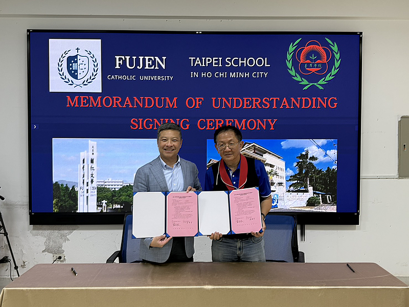 輔仁大學藍易振校長(左)及越南胡志明市臺灣學校莫恒中校長(右)完成簽署合作備忘錄