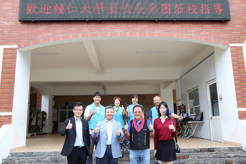 前排由左至右為輔仁大學林耀南國際長、輔仁大學藍易振校長、越南胡志明市臺灣學校莫恒中校長、輔仁大學BPIS張詠晴主任；後排為越南胡志明市臺灣學校行政團隊