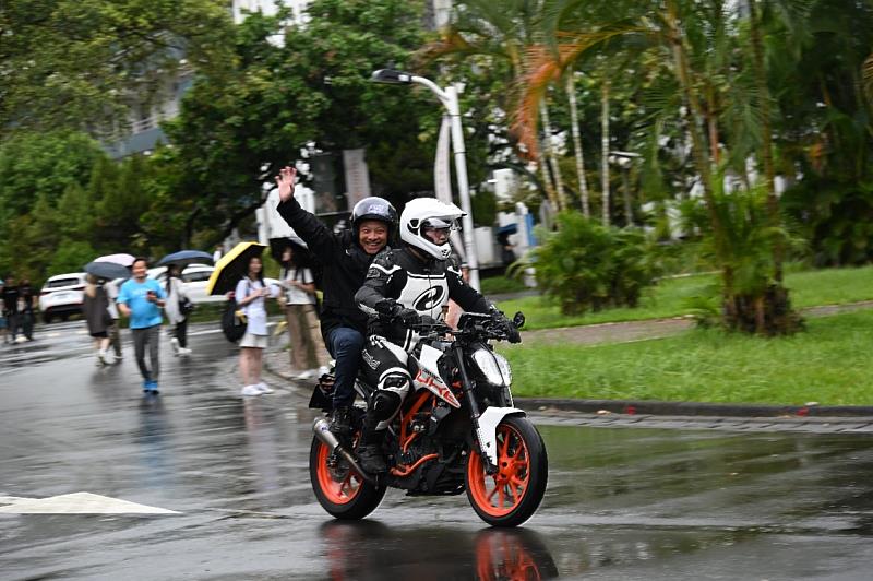 輔仁大學校長藍易振重機登場，以行動呼籲交通安全。