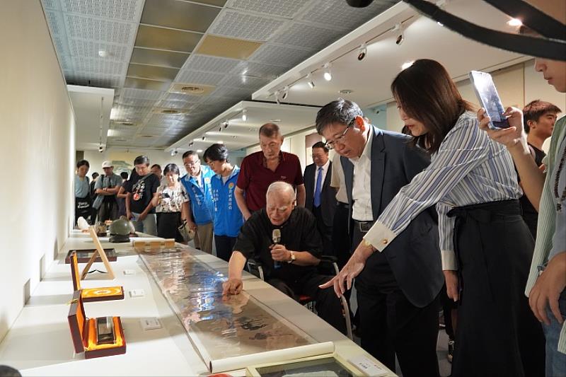 展覽現場人潮踴躍，皆駐足欣賞展品，沉浸於藝術氛圍中。