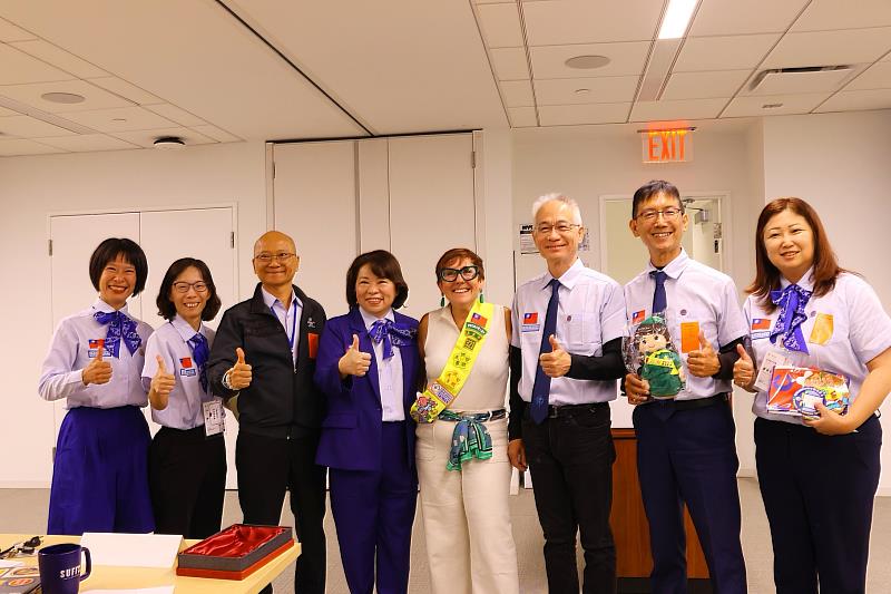 黃敏惠市長與美國女童軍總會首席資金發展官Meridith（左5）合影_0