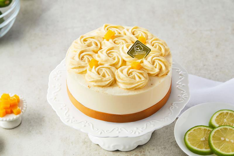 色澤淡雅的「檸檬雪霜乳酪」，清爽檸檬香氣輕盈綻放，搭配綿密乳酪，每一口都明亮酸甜如初戀般心動。（資料來源：LADY KELLY）