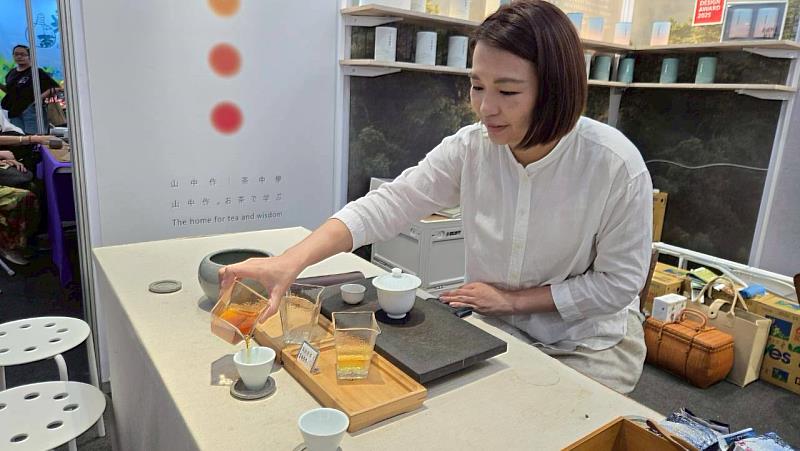 聯盟店家除展售自家高品質茶葉，亦積極推廣多元豐富的茶文化，不吝分享茶知識給與會民眾。