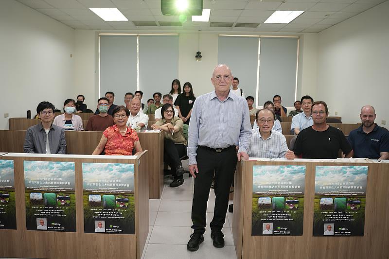 耶路撒冷希伯來大學教授暨N-Drip總裁Uri Shani（中）蒞臺展示滴灌技術在臺成果