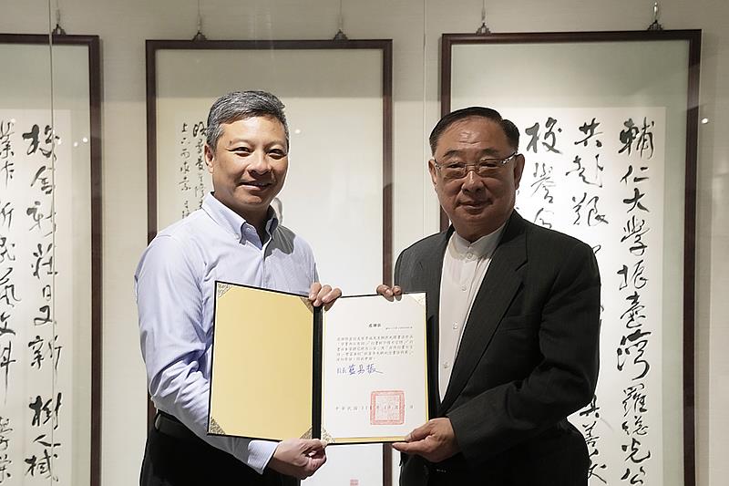 輔大校長藍易振（左）頒發借展感謝狀予臺灣集保結算所前董事長，亦為輔大校友的葉景成（右）