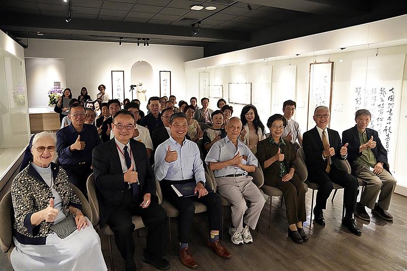 左起：輔大全人教育課程中心教授羅麥瑞、故宮博物院長蕭宗煌、輔大校長藍易振、前教育部長曾志朗、前監察院長張博雅、歐豪年文化基金會董事長孫立群、前文化部文資局長王壽來