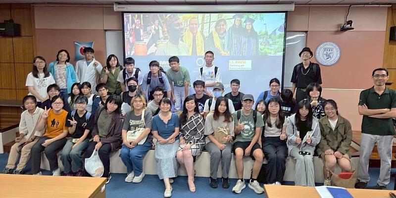 陳欣主任於昆蟲系進行3+X學碩計畫與GREAT Program說明會，與學生互動合影。