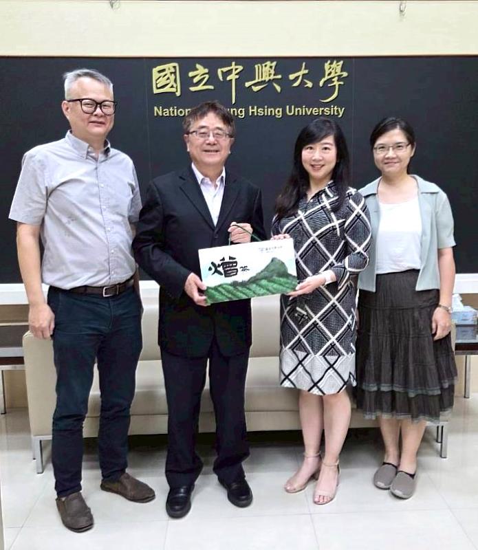 左起為生科中心侯明宏主任、詹富智校長、UC Davis陳欣主任及劉浩屏組長於座談會後合影，討論兩校國際合作與交流事宜。
