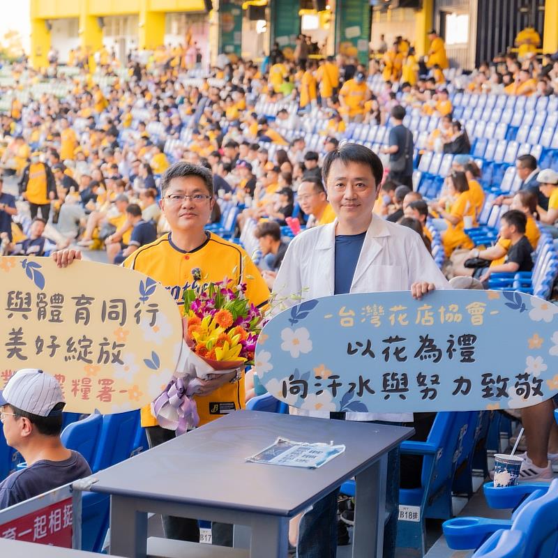 「國產花卉見證MVP榮耀」活動致贈由興大園藝學系陳彥銘副教授研發團隊，自育的常春藤專利品種〈皮卡啾 Pikaju〉盆花給現場觀眾與嘉賓。圖片來源：TFTD 台灣花店協會