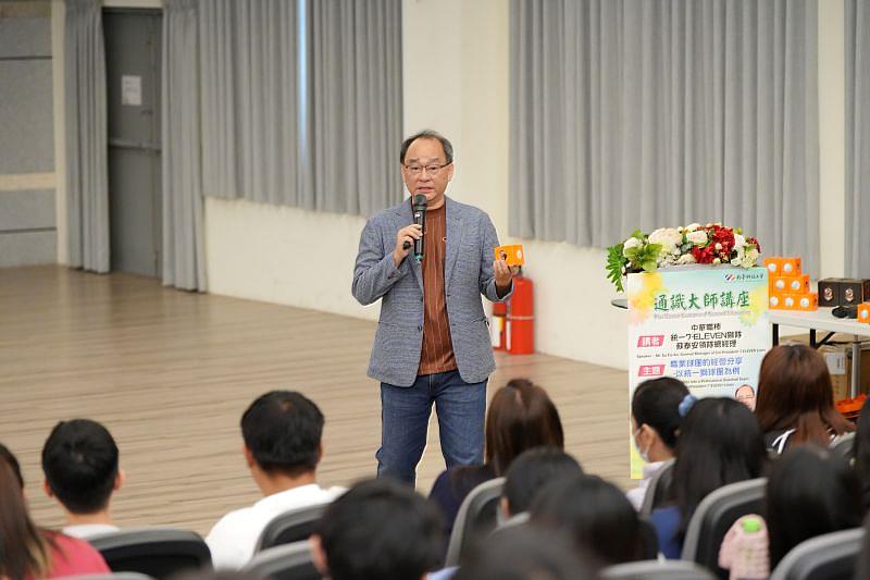 南臺科大通識大師邀請統一獅總經理蘇泰安蒞臨演講，蘇泰安總經理透過珍貴的照片與影片，引領聽眾重溫台灣棒球的動人歷史。