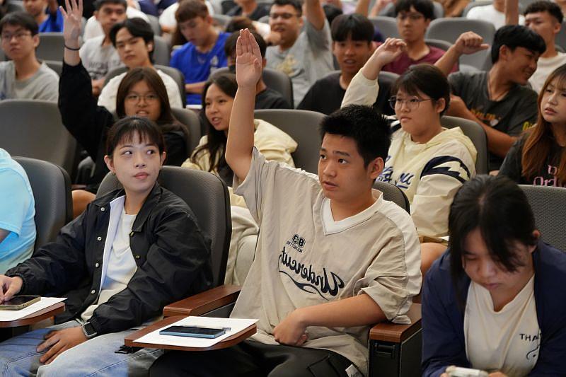 南臺科大通識大師講座現場，學生熱情參與，踴躍舉手回應統一獅總經理蘇泰安的提問，展現高度學習熱忱與互動精神。