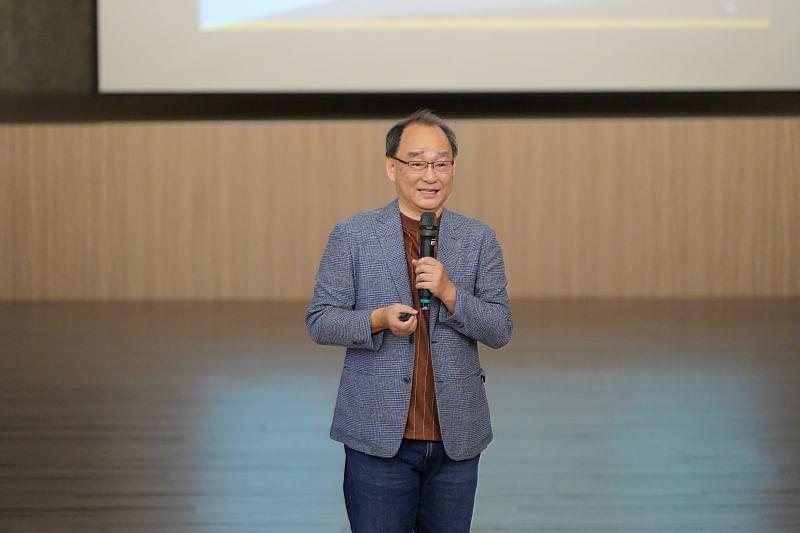 蘇泰安總經理於講座中勉勵學生，在人生旅程中勇敢迎向挑戰，堅定前行，開創屬於自己的光明未來。