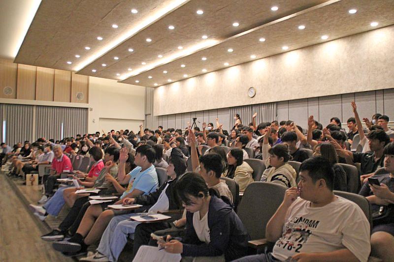 演講進行中，蘇泰安總經理以多項兼具專業與趣味的問答跟現場學生互動。